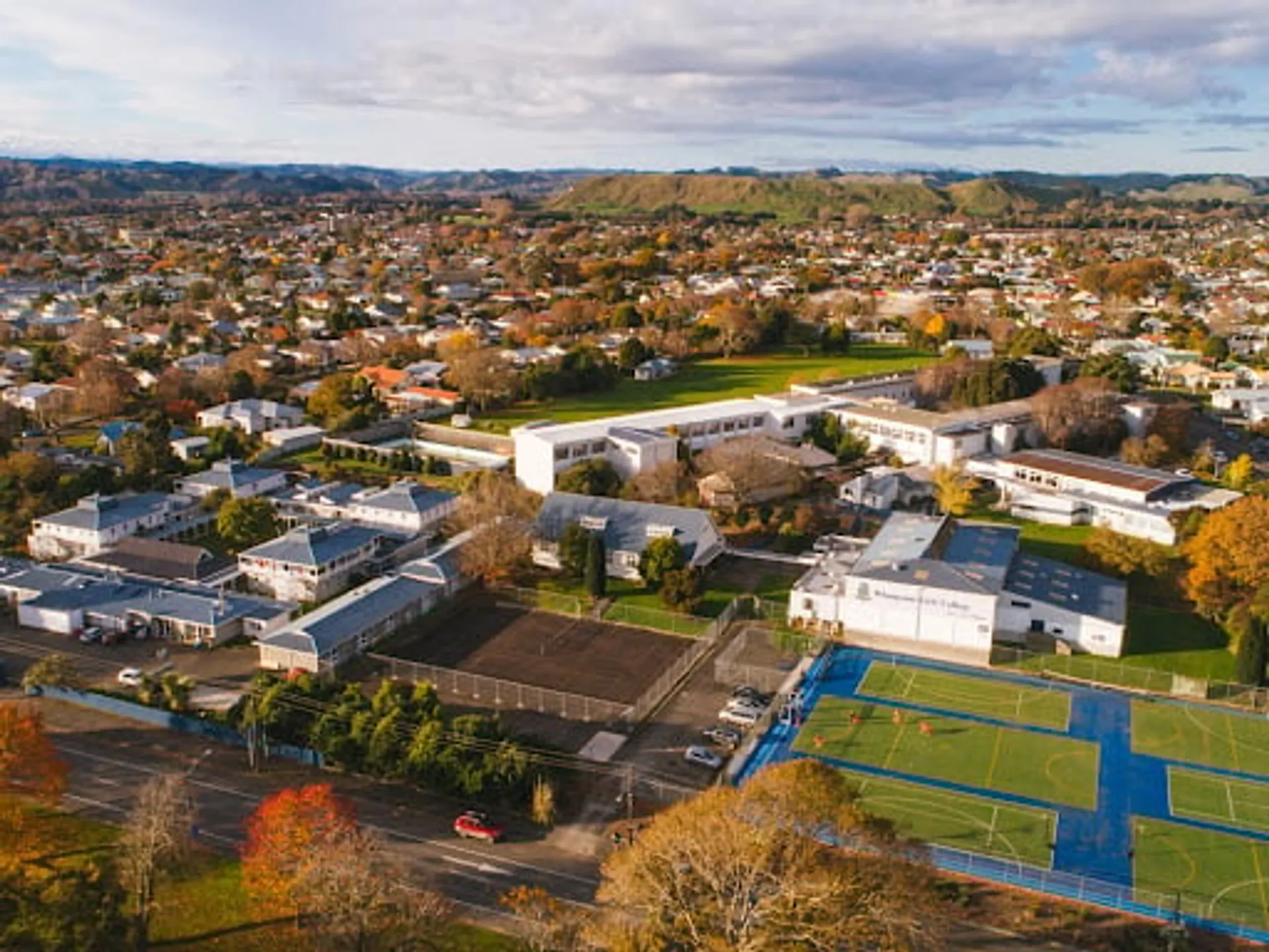 Il campus del Whanganui Girls’ College con impianti sportivi in una zona suburbana circondata da colline e molto verde.