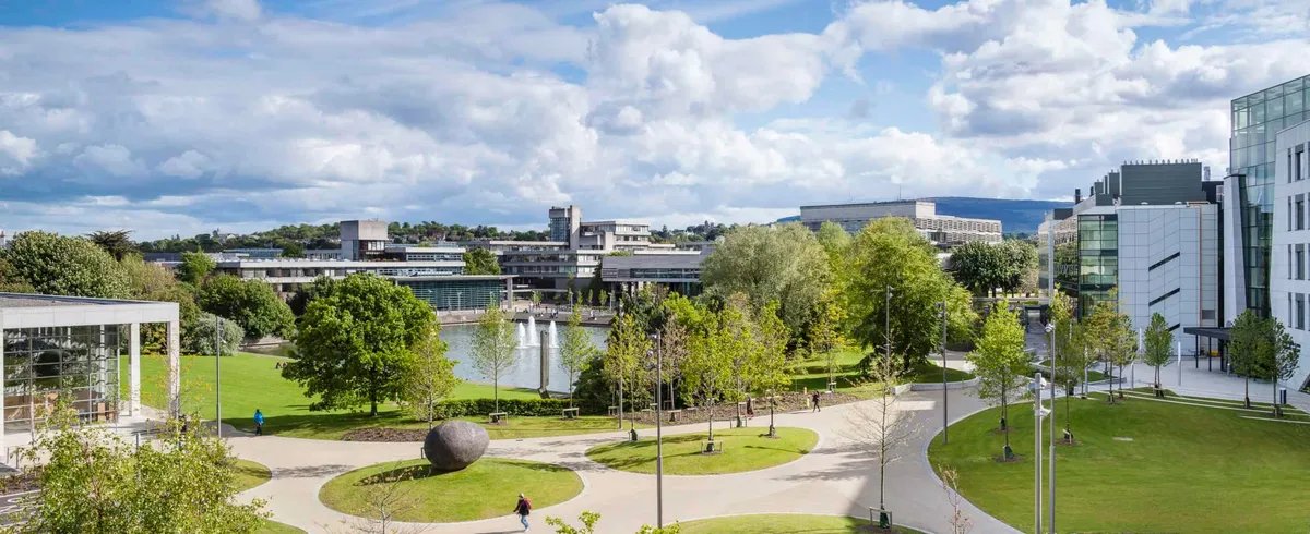 Vista panorámica del campus de Belfield del UCD con el lago, las zonas verdes y los edificios de la universidad