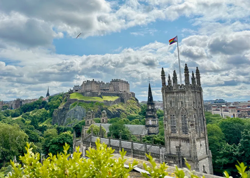 Vista del Castello di Edimburgo e di edifici storici in pietra nei pressi della Edinburgh Steiner School.