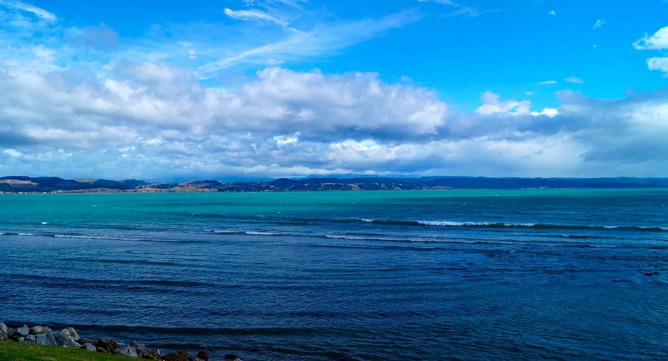 Vista sull'oceano con montagne all'orizzonte dal campus del William Colenso College.