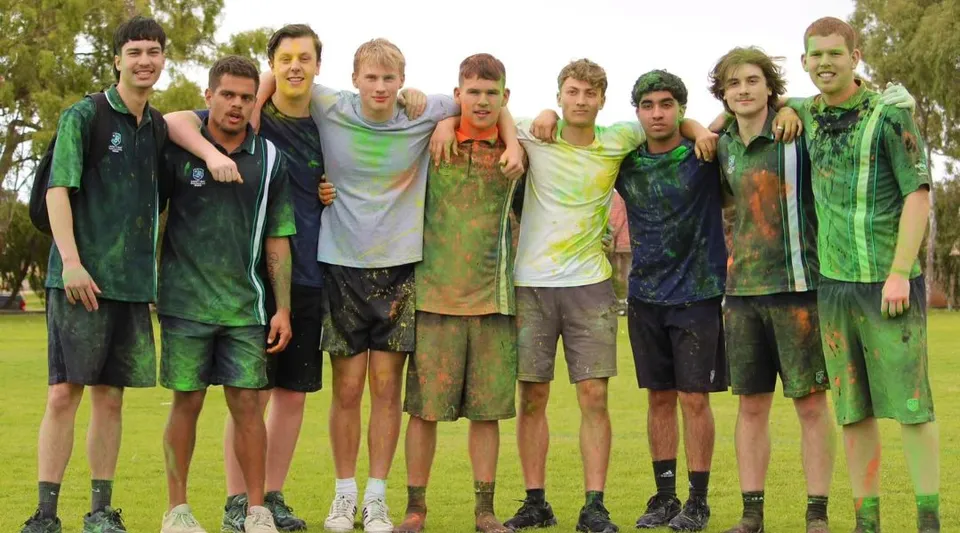 Un gruppo di studenti si trova su un prato all'aperto nel campus della Safety Bay Senior High School.