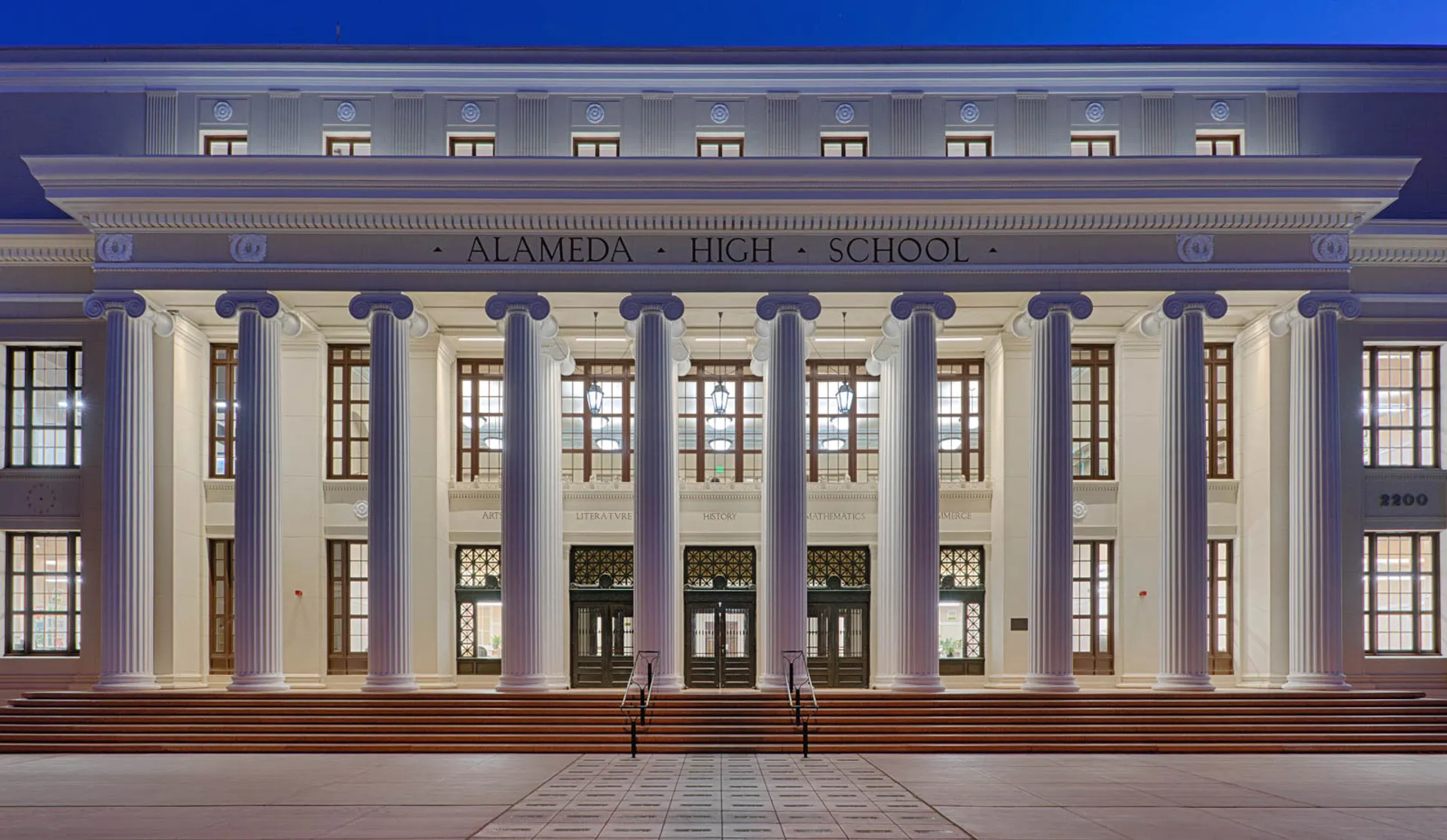 L'edificio principale neoclassico della Alameda High School si vede illuminato di notte.