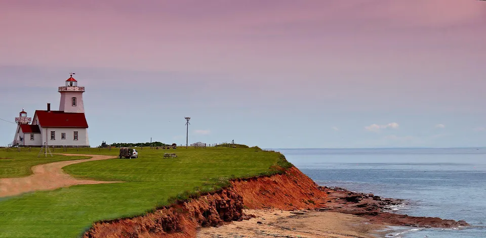 Il faro rosso sulla scogliera vicino al mare nei pressi della Kensington Intermediate Senior High School.
