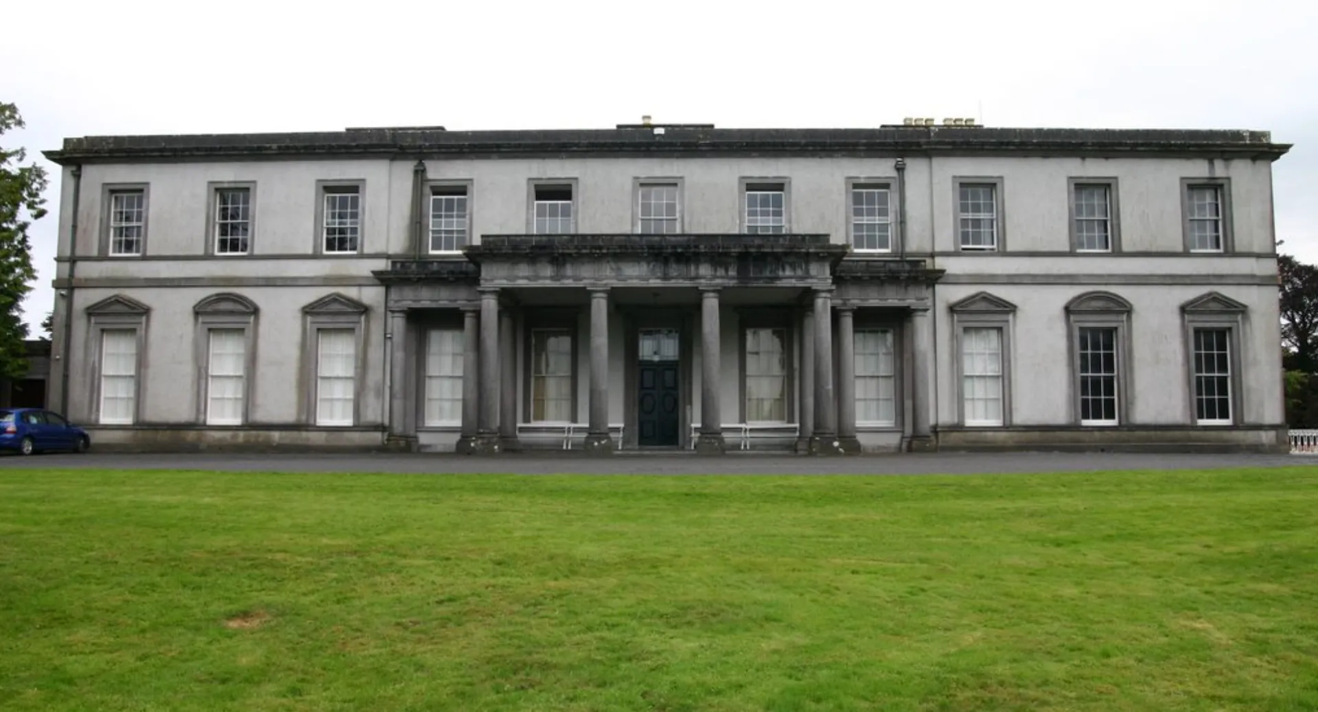 L'edificio principale neoclassico del Garbally College sorge su un prato ben curato.