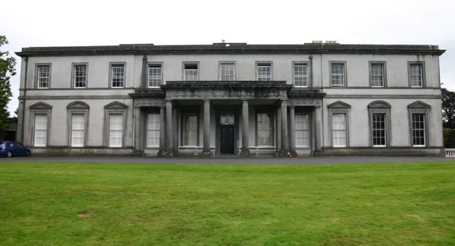 L'edificio principale neoclassico del Garbally College sorge su un prato ben curato.