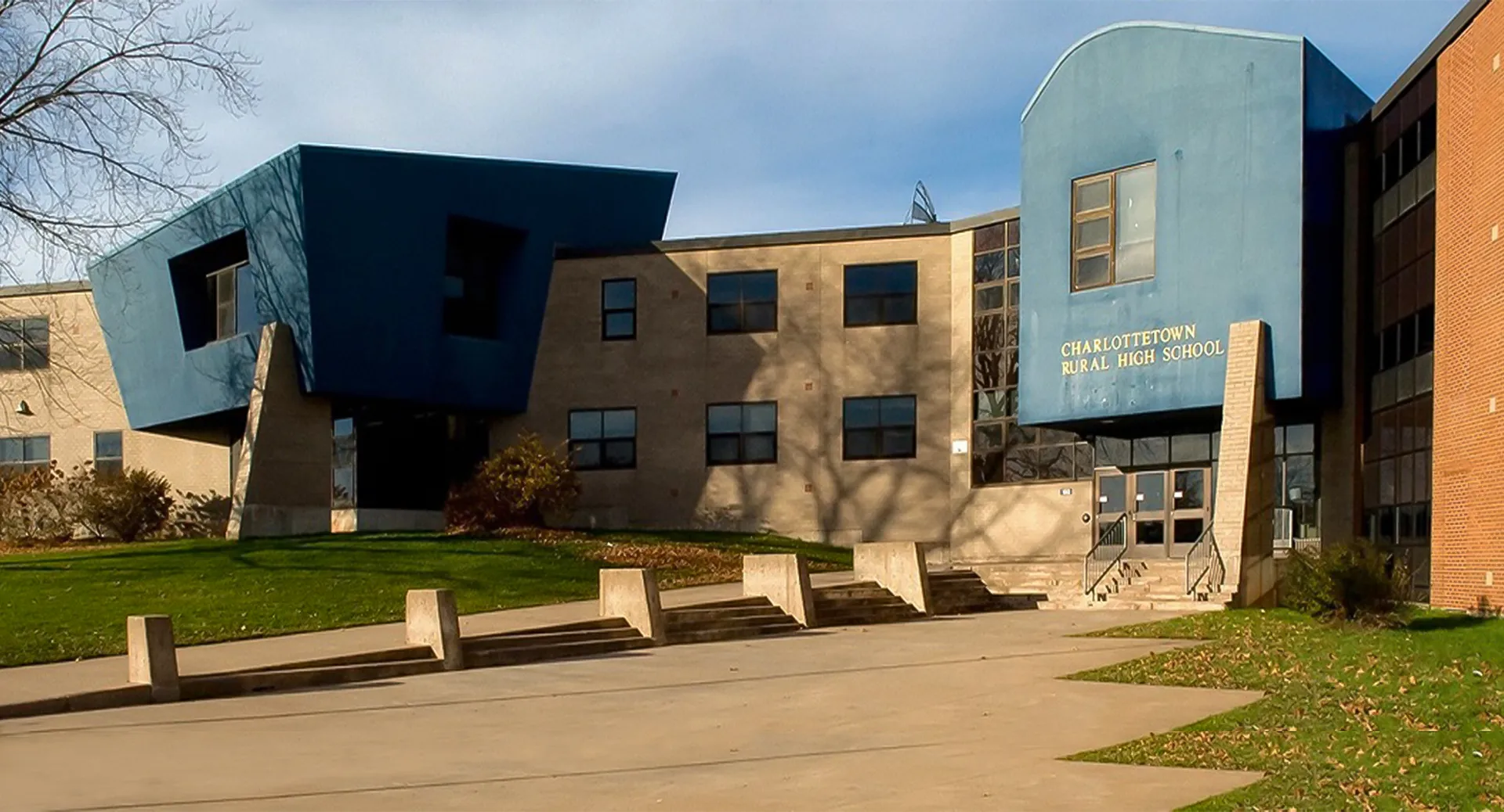 L'edificio moderno della Charlottetown Rural High School si trova in un'area verde con vialetti che conducono all'ingresso.