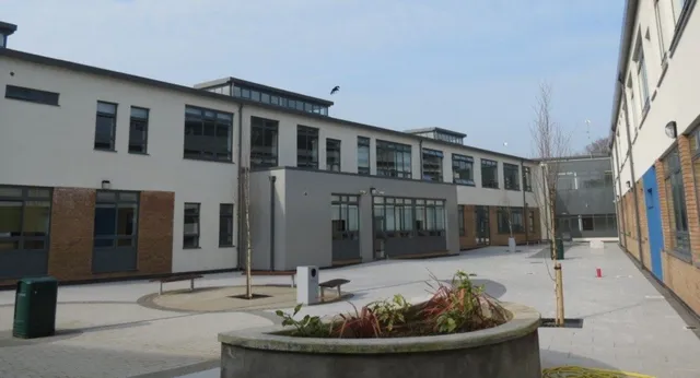 L'edificio moderno del St. Patrick's College con un cortile interno pavimentato.