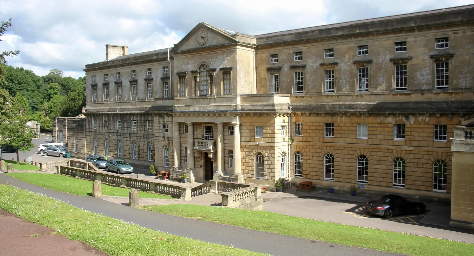 L'edificio principale storico del Prior Park College sorge su un prato curato circondato da una verde vegetazione.