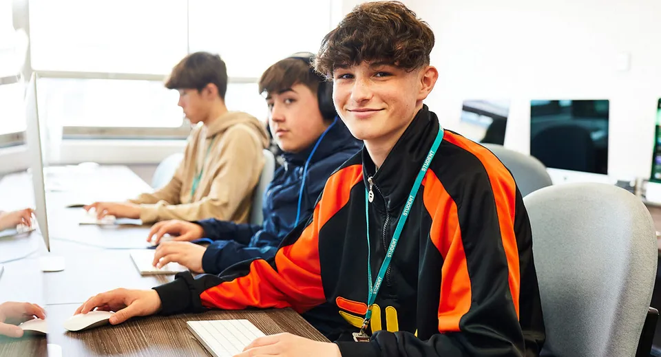 Studenti del Boston College lavorano insieme al computer durante un'attività didattica.