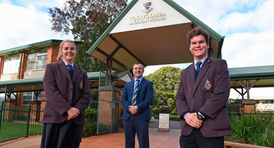 Tre studenti della Toowoomba Anglican School si trovano davanti a un edificio con l'insegna Royal College of Music.