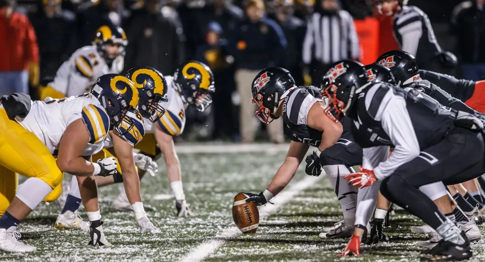 Studenti della Marquette High School in divisa da gioco pronti per la prossima azione nella partita di football.