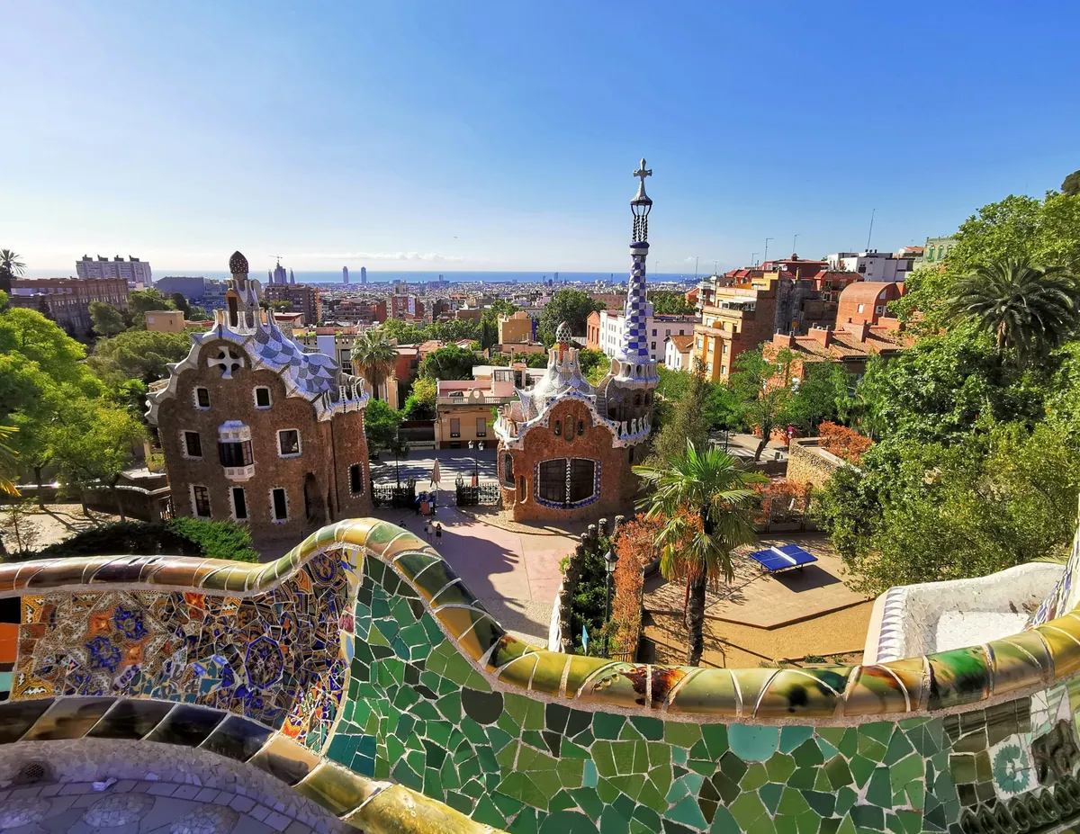 Park Guell a Barcellona con le panchine in mosaico e i padiglioni di Gaudi affacciati sulla citta