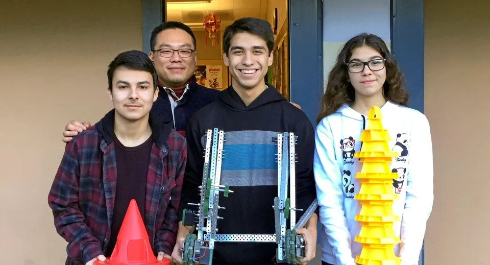 Un gruppo di quattro studenti sorride nel corridoio della Pender Harbour Secondary.