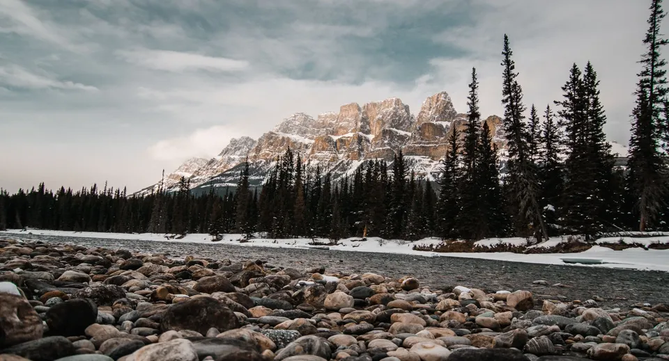Paesaggio invernale innevato con letto del fiume e montagne nei pressi della Kingston Secondary School.