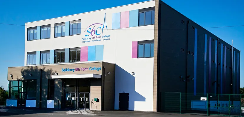 L'edificio moderno a più piani con il logo SBC sulla facciata fa parte del Salisbury Sixth Form College.