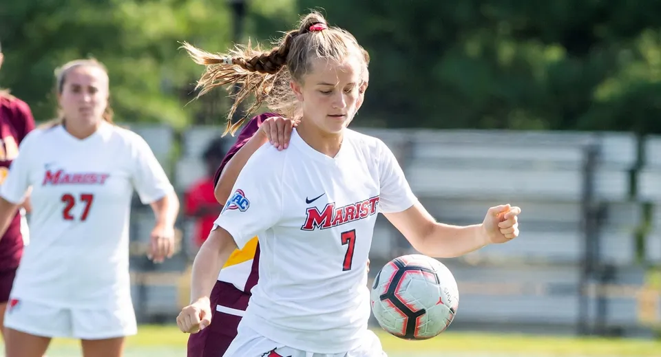 Una giovane calciatrice con maglia bianca e numero 7 corre sul campo da gioco del Marist College.