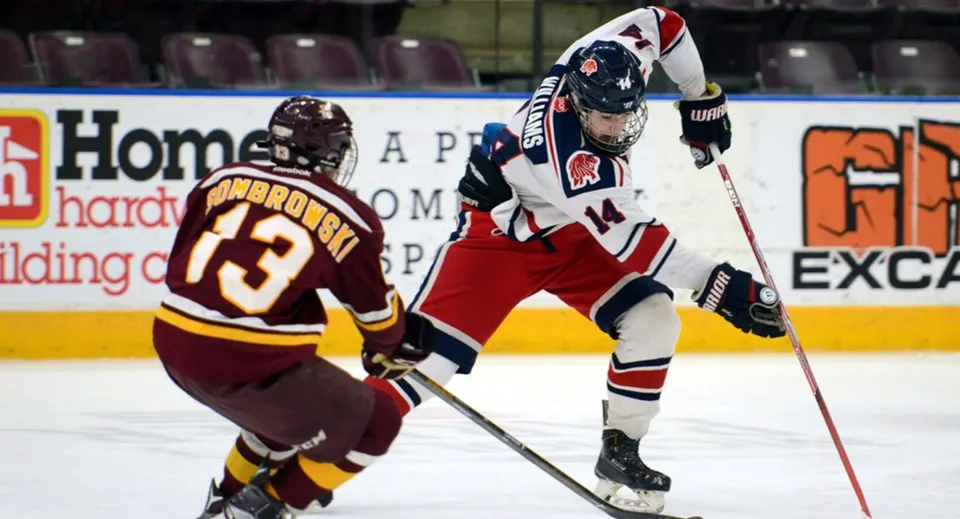 Due giocatori di hockey eseguono un ingaggio sul ghiaccio nel campus del John F. Ross Collegiate Vocational Institute.
