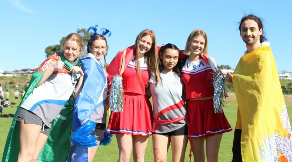 Un gruppo di giovani donne indossa abiti tradizionali e colorati nell'area del Fremantle College.