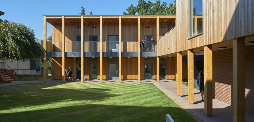 L'edificio moderno in legno con percorso coperto e prato nel campus del St. Teresa’s College.