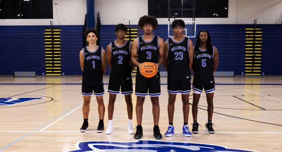 Cinque studenti della Wellington High School sono insieme sul campo da basket con la maglia nera.