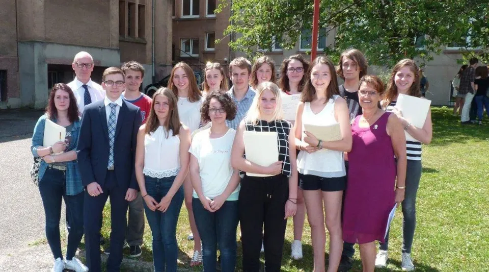 Un gruppo di studenti si trova insieme all'aperto davanti a un edificio del campus del Lycée Saint Antoine.
