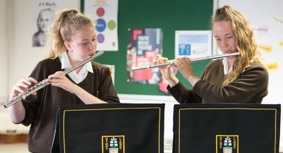 Due studentesse della Devonport High School suonano il flauto in classe.