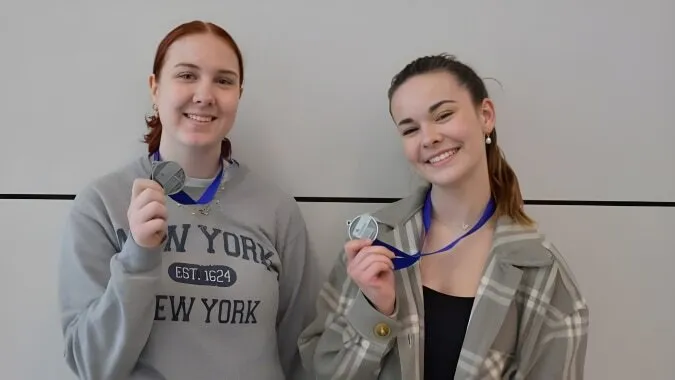 Dos personas con estetoscopios están en una sala en el campus de la Holy Cross Catholic Secondary School.