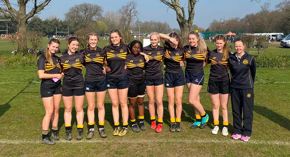 Un gruppo di giovani atlete si trova su un campo nel campus della The Oratory School.