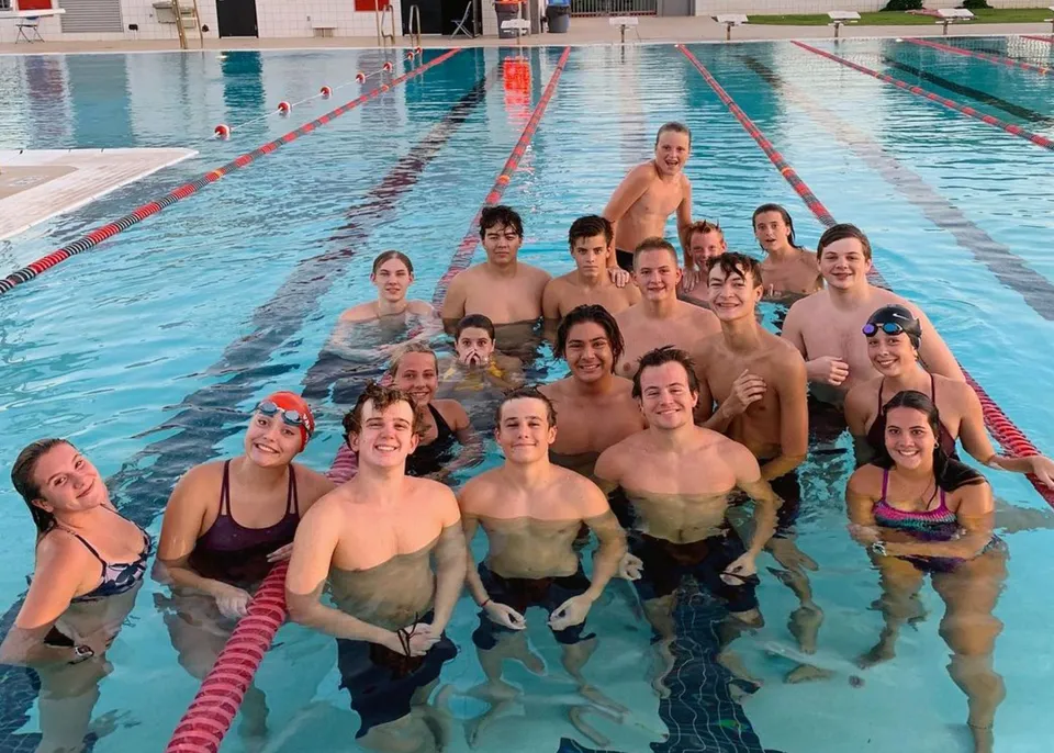 Studenti della Williams Field High School utilizzano la piscina coperta per attività di nuoto.