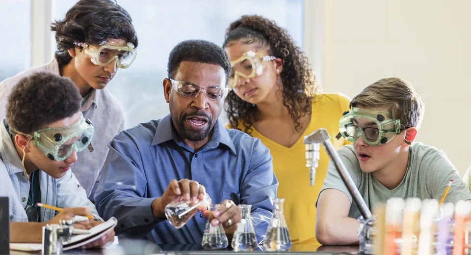 Un gruppo di studenti e studentesse lavora insieme a un progetto scientifico nel laboratorio della Westonbirt School.