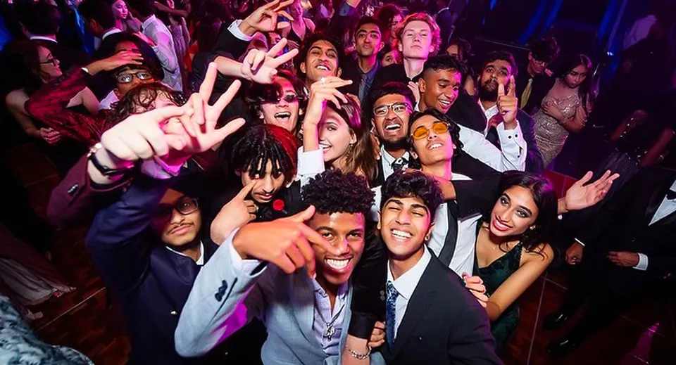 Un gruppo di studenti del Lynfield College in posa in un'atmosfera vivace.
