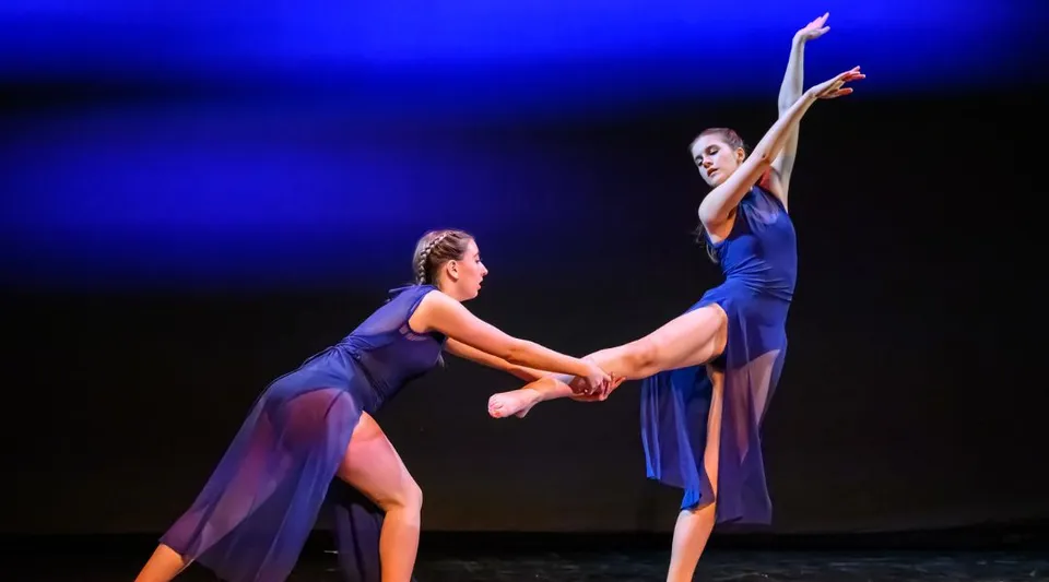 Due ballerini, un uomo e una donna, eseguono un'espressiva coreografia di danza sul palco della Dana Hall School.