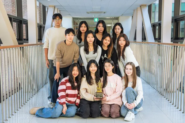Gruppe von Schülerinnen und Schülern im Flur einer Schule in Korea