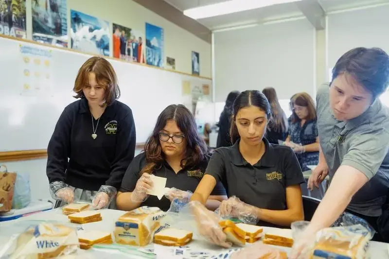 Studentesse USA aula scolastica preparazione cibo