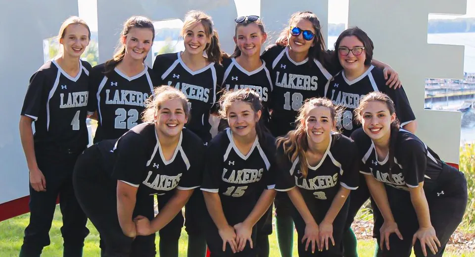 Un gruppo di studentesse della Mercyhurst Prep School posa all'aperto con le maglie sportive dei Lakers.
