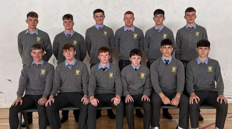 Un gruppo di studenti della Patrician High School posa in divisa scolastica per una foto di gruppo formale davanti a uno sfondo neutro.