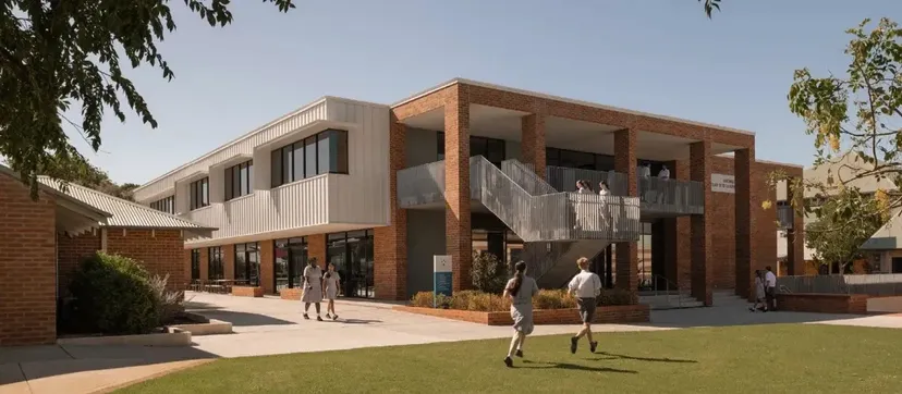 L'edificio moderno della John Septimus Roe Anglican Community School con colonne in mattoni e studenti nel campus.