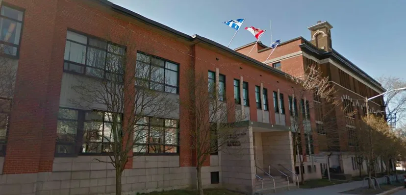 L'edificio in mattoni rossi della St. Patrick’s High School con bandiere sul tetto.