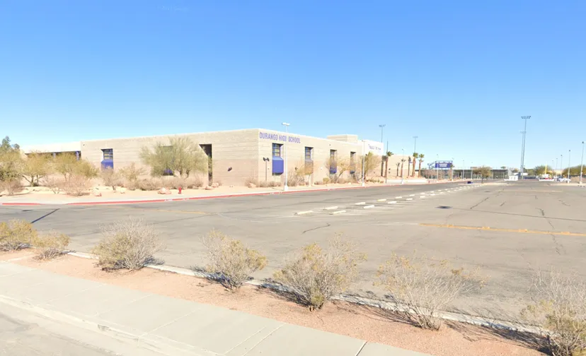 L'edificio della Durango High School con scritte blu e un grande parcheggio antistante.