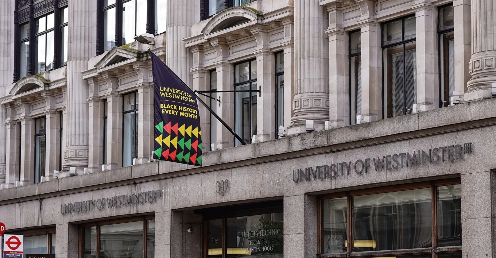 L'edificio della University of Westminster è decorato con bandiere e striscioni.