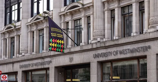 Das Gebäude der University of Westminster ist mit Fahnen und Bannern geschmückt.