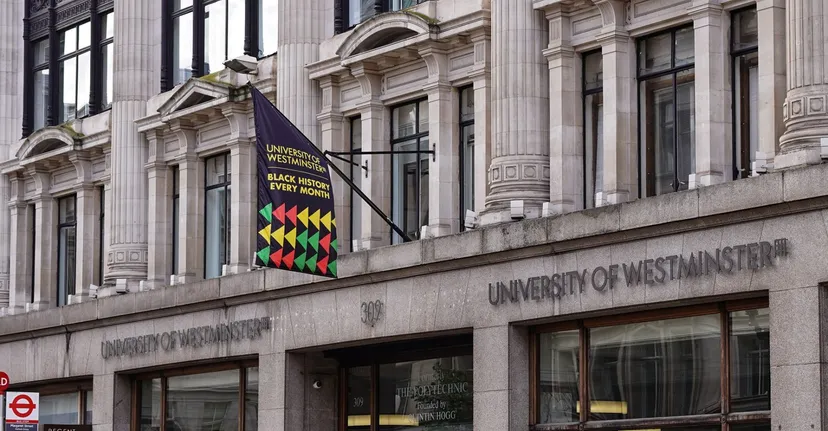 L'edificio della University of Westminster è decorato con bandiere e striscioni.