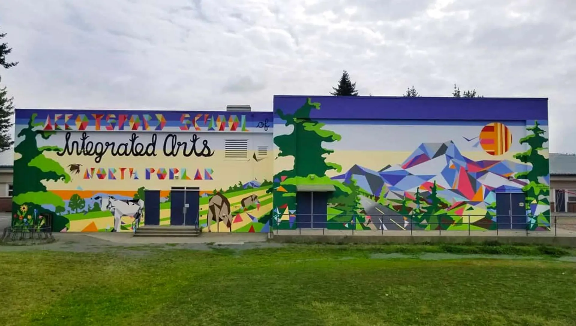 L'edificio della Abbotsford School of Integrated Arts con un murale colorato che raffigura un paesaggio naturale.