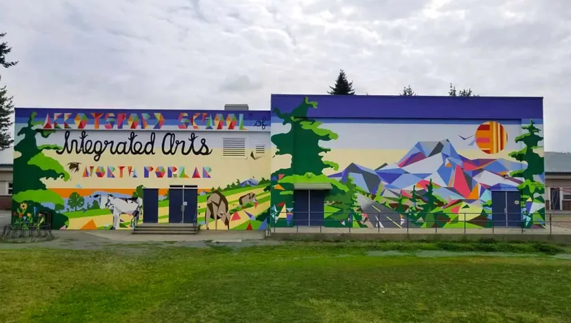 L'edificio della Abbotsford School of Integrated Arts con un murale colorato che raffigura un paesaggio naturale.