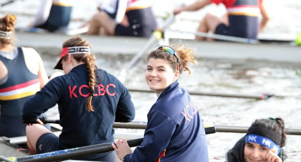 Un gruppo di studenti della King's School partecipa a un'attività di sport acquatici all'aperto.