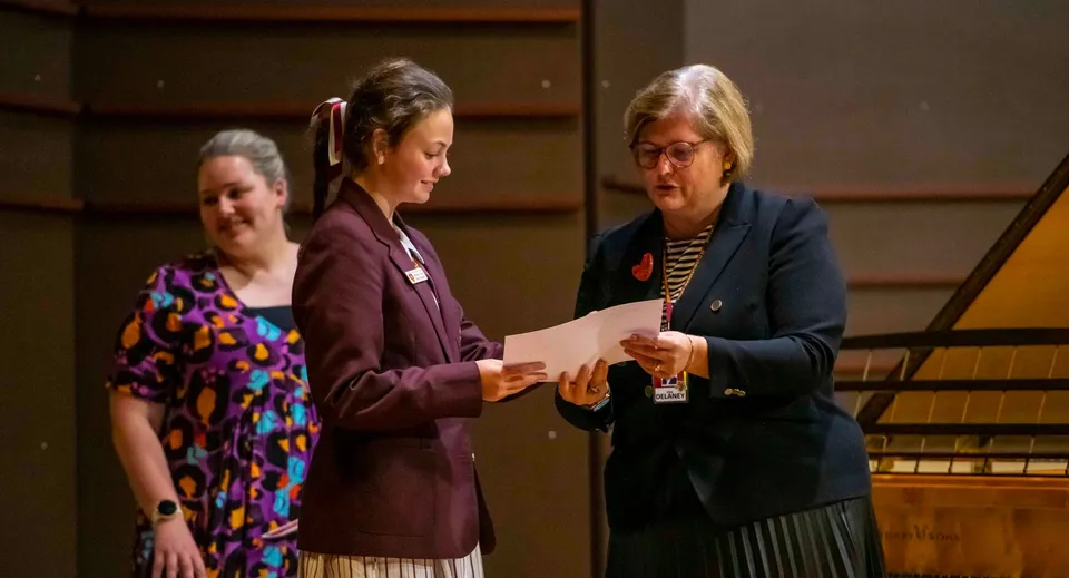 Tre donne conversano in una sala formale nel campus del St. Peters Lutheran College.