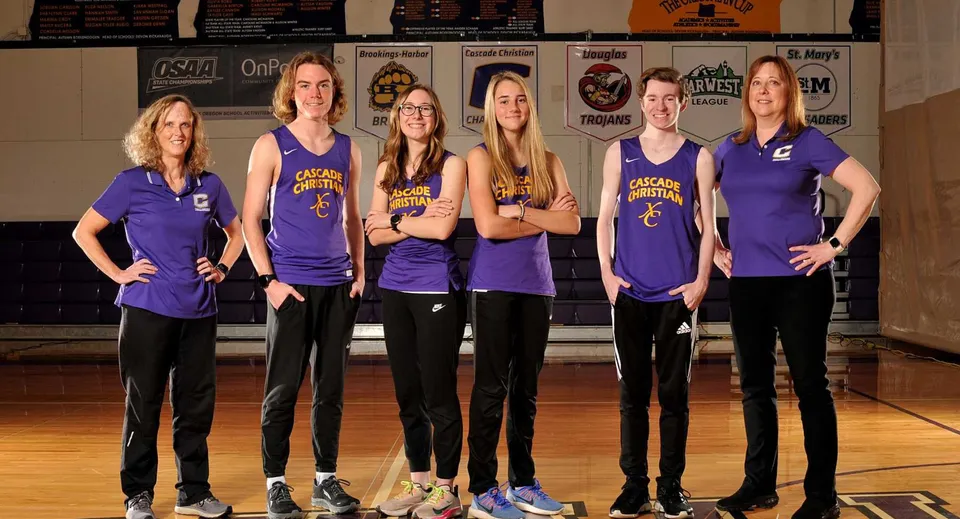 Un gruppo di sei studentesse in divisa viola si trova nella palestra della Cascade Christian High School.