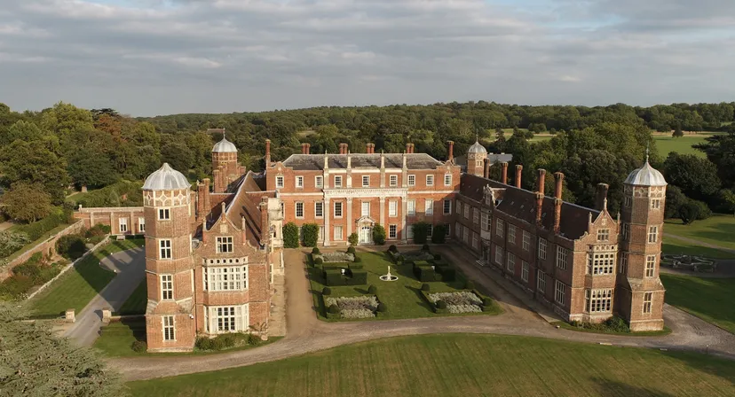 Il castello nel campus della Cobham Hall School è circondato da aree verdi e da un vasto prato.