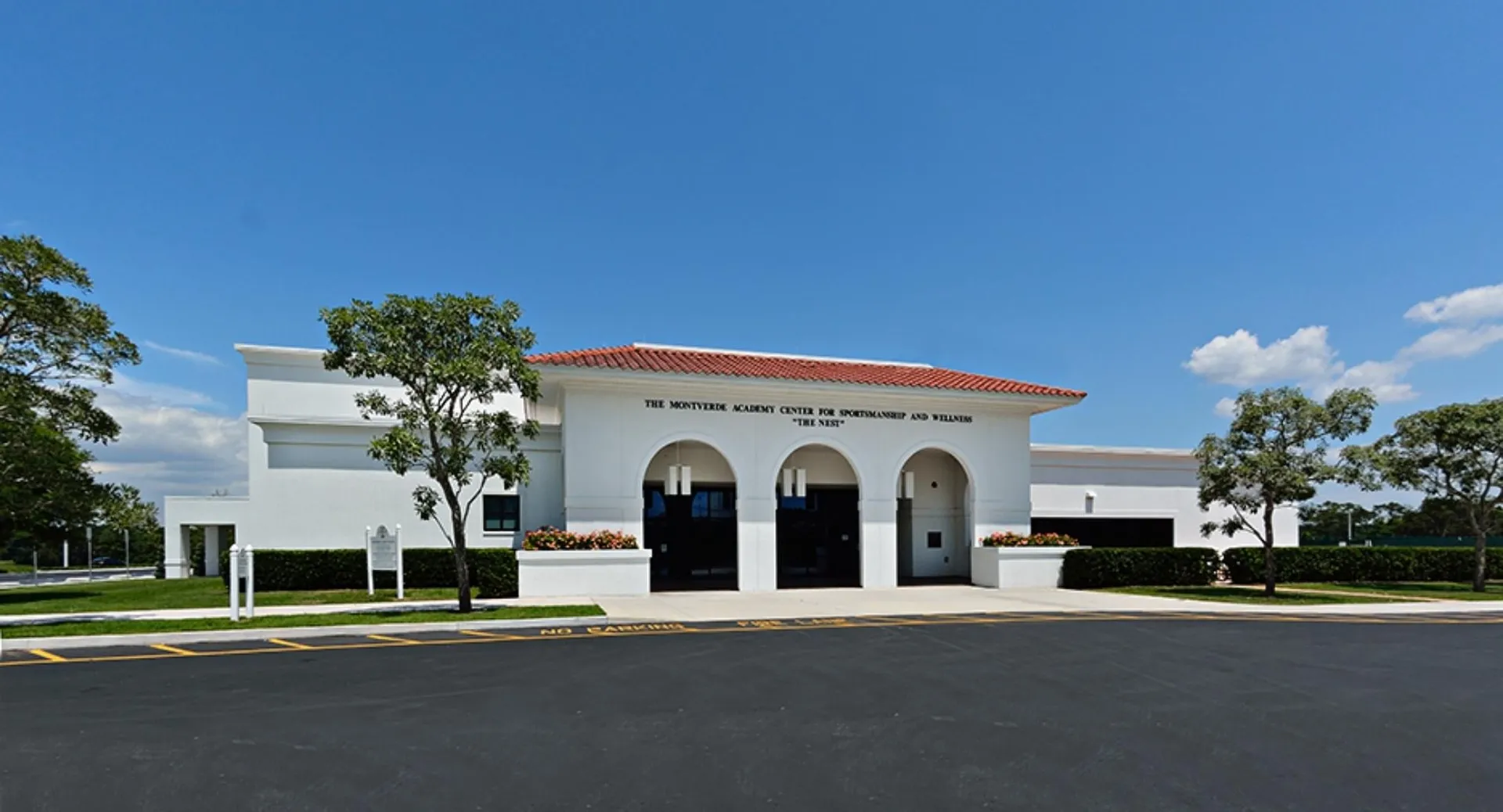 L'edificio della Montverde Academy in stile spagnolo con archi e tetto in tegole rosse sotto un cielo blu.