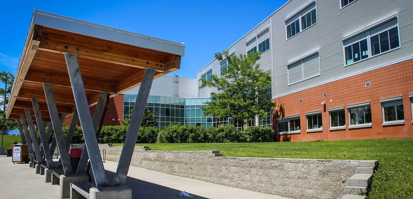 L'edificio moderno della Vernon Secondary School con sporgenza in legno e vetrate è circondato da un prato con scalinate in pietra.